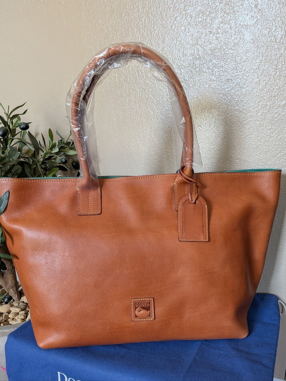 NWT! Dooney and Bourke Medium Russel Florentine leather in NATURAL